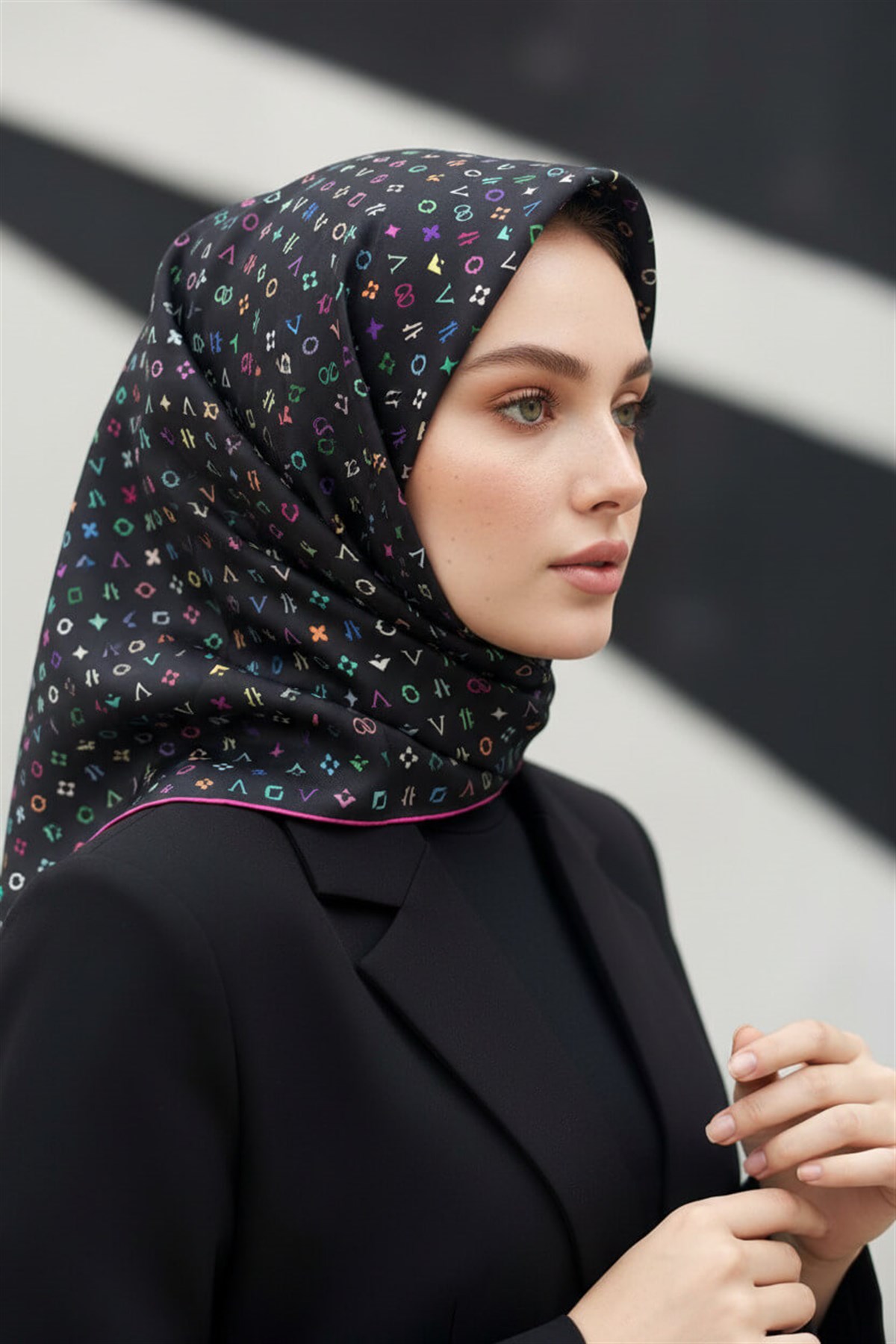 %100 Twill İpek Çıtır Motif Desenli Siyah - Fuşya Renkli 90x90 Eşarp Dikim Şekli : El Dikişi