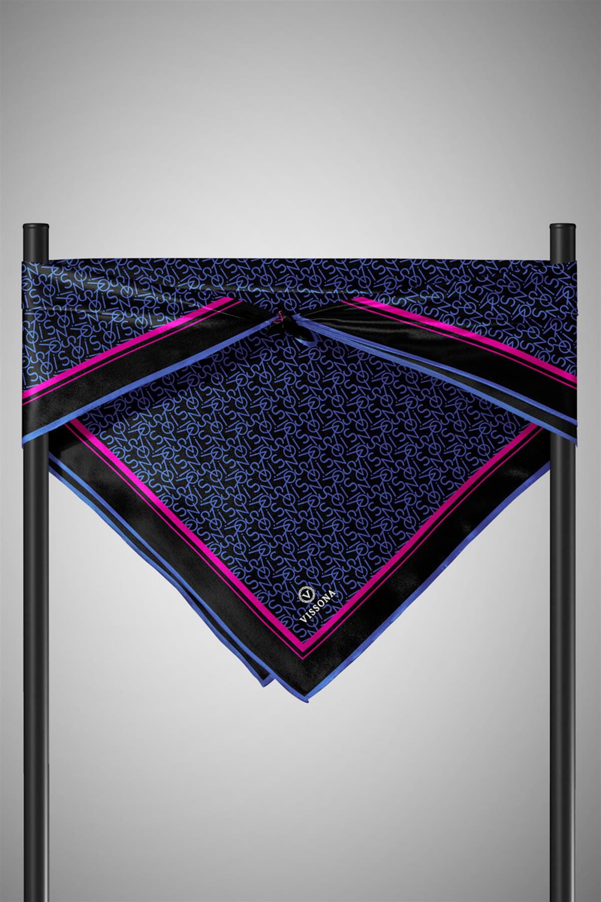 %100 Twill İpek Harf Desenli Siyah - Saks Renkli 90x90 Eşarp Dikim Şekli : El Dikişi