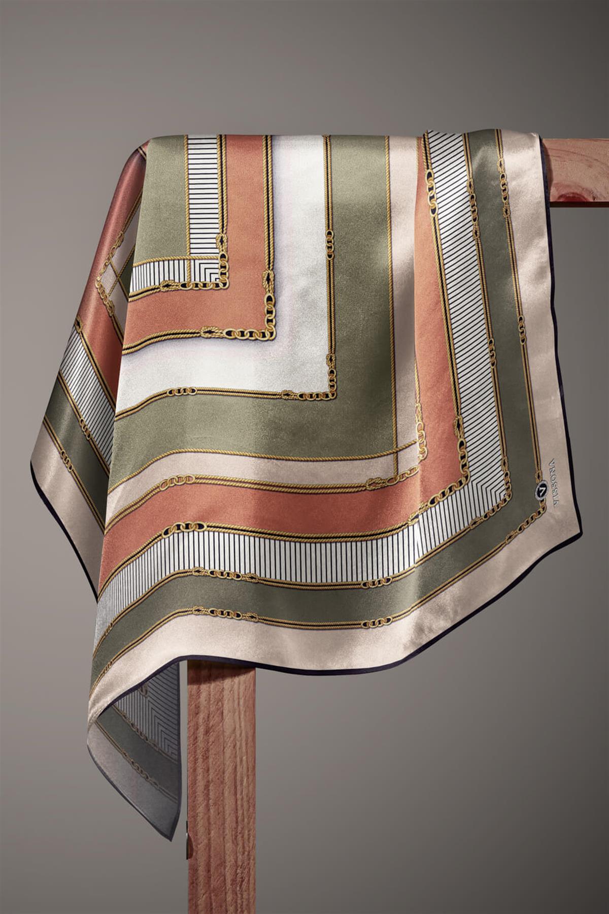 %100 Twill İpek Zincir Detaylı Geometrik Desenli Haki - Bakır Renkli 90x90 Eşarp Dikim Şekli : El Dikişi