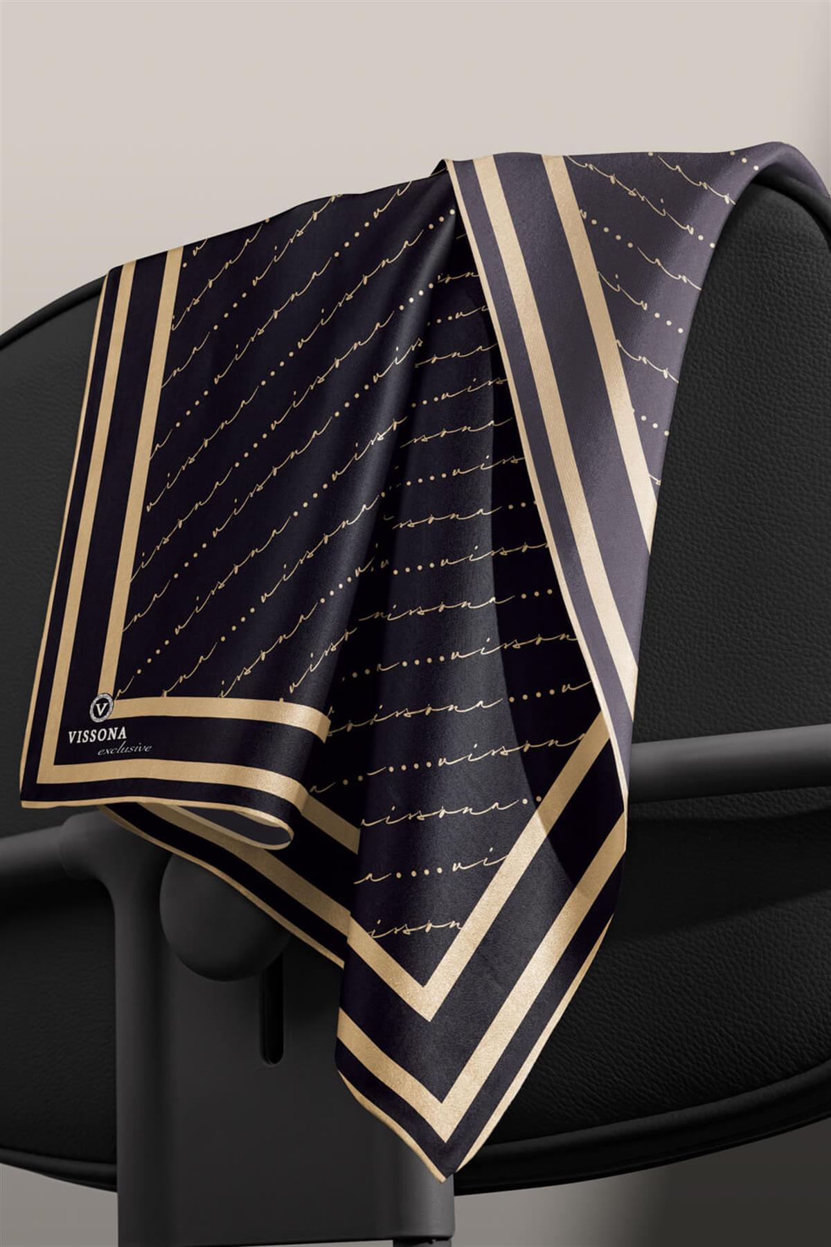 %100 Twill İpek El Yazısı Vissona Desenli Siyah - Gold Renkli Daha Tok Exclusive Serisi 90x90 Eşarp Kenar Dikiş Şekli : El Dikişi