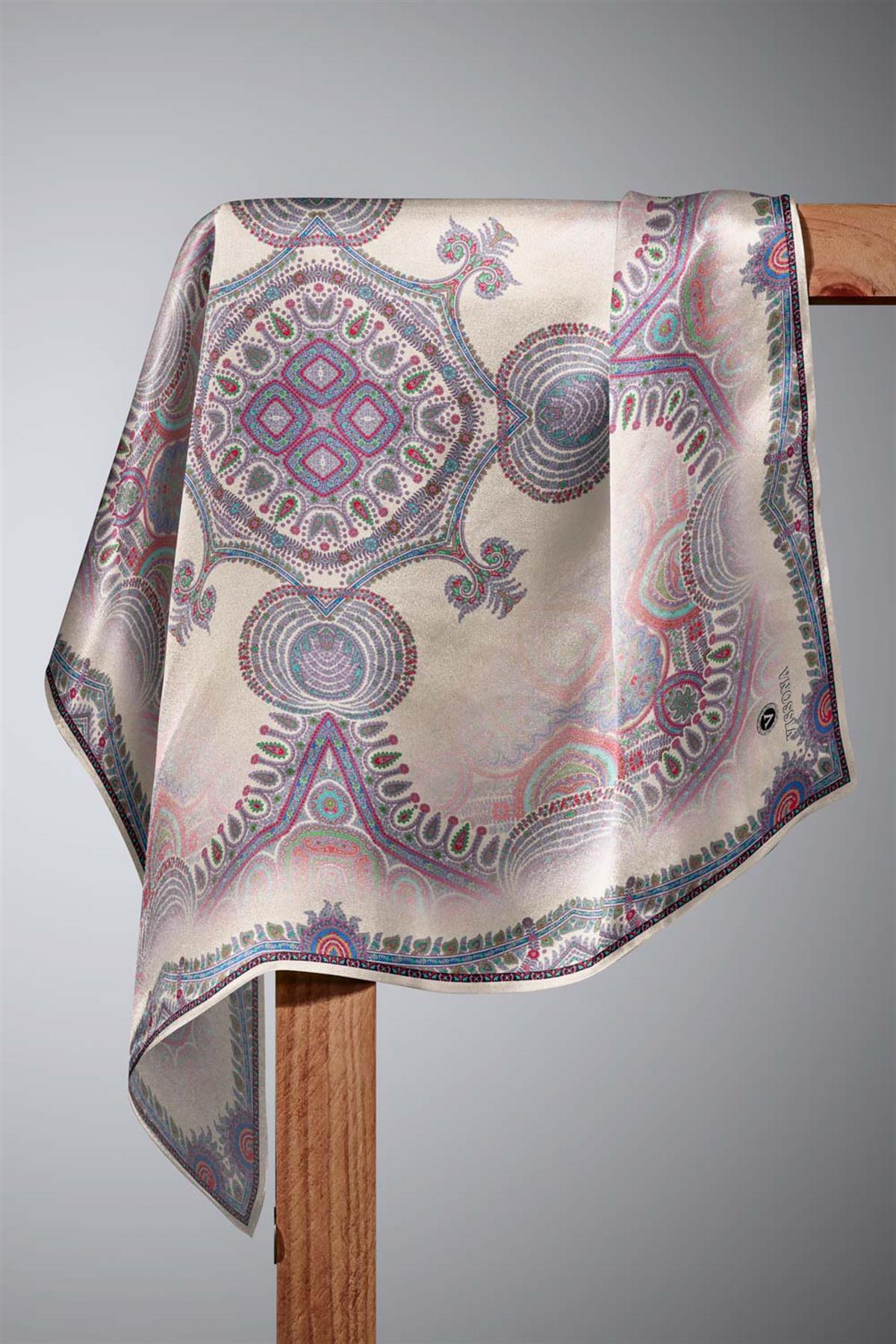 %100 Twill İpek Şal Desenli Krem Renkli 90x90 Eşarp Dikim Şekli : El Dikişi