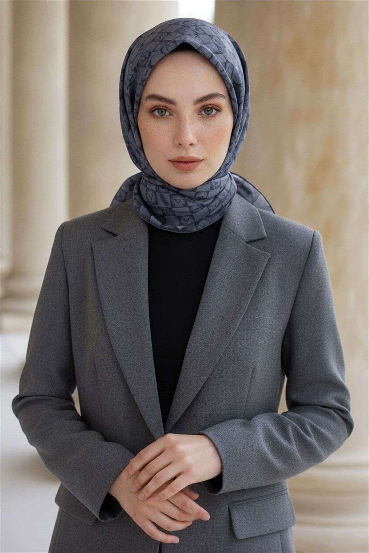 % 57 İPEK % 43 VİSKON Twill İpek Monogram Desenli Gri Renkli 90x90 Eşarp Dikim Şekli : El Dikişi