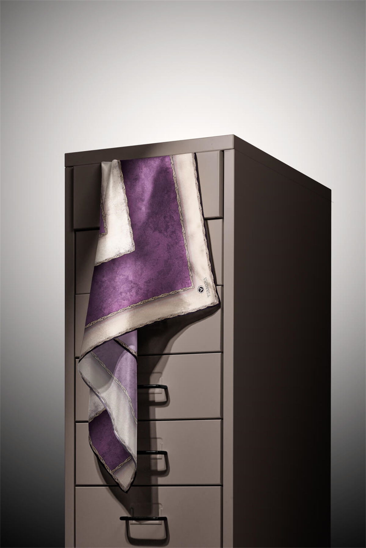 % 57 İPEK % 43 VİSKON Twill İpek Dokulu Geometrik Desenli Lila - Bej Renkli 90x90 Eşarp Dikim Şekli : El Dikişi