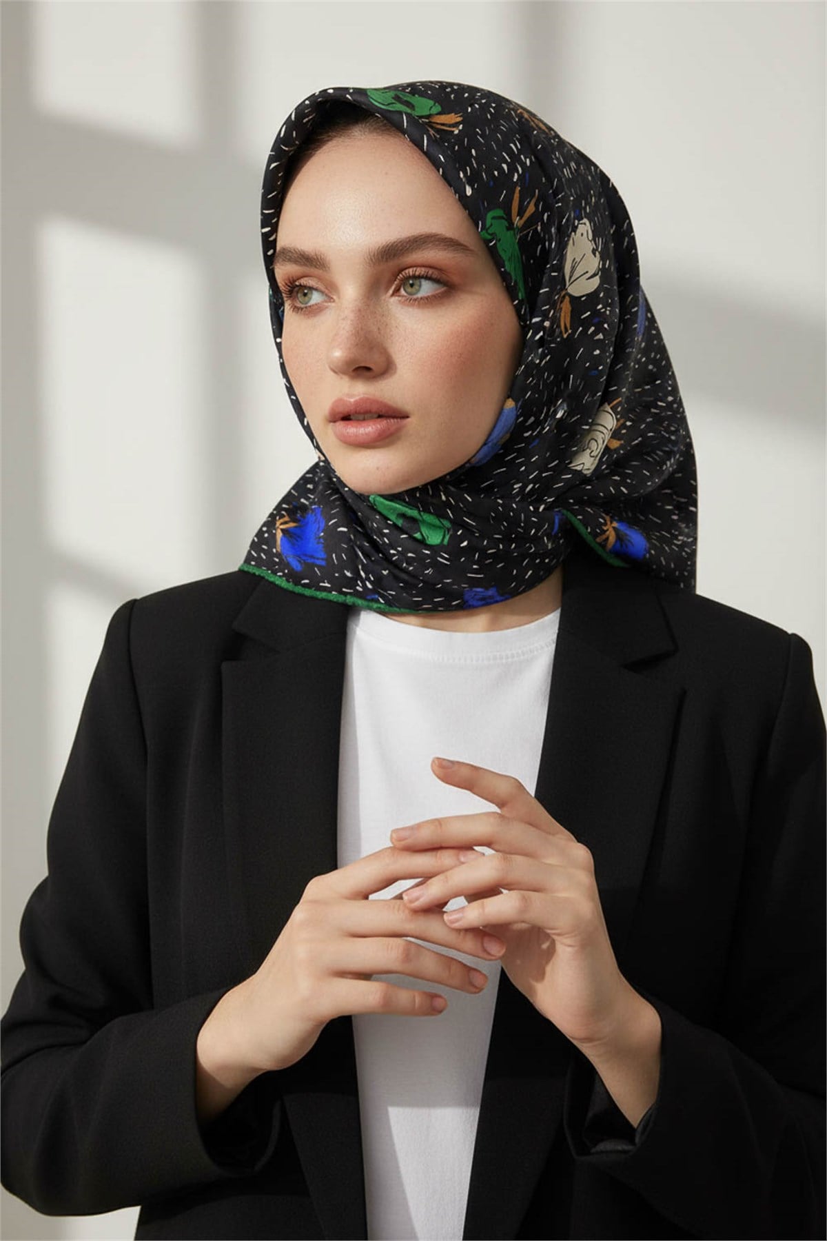 %100 Twill İpek Çıtır Çiçek Desenli Zümrüt Yeşili - Saks Renkli 90x90 Eşarp Dikim Şekli : El Dikişi