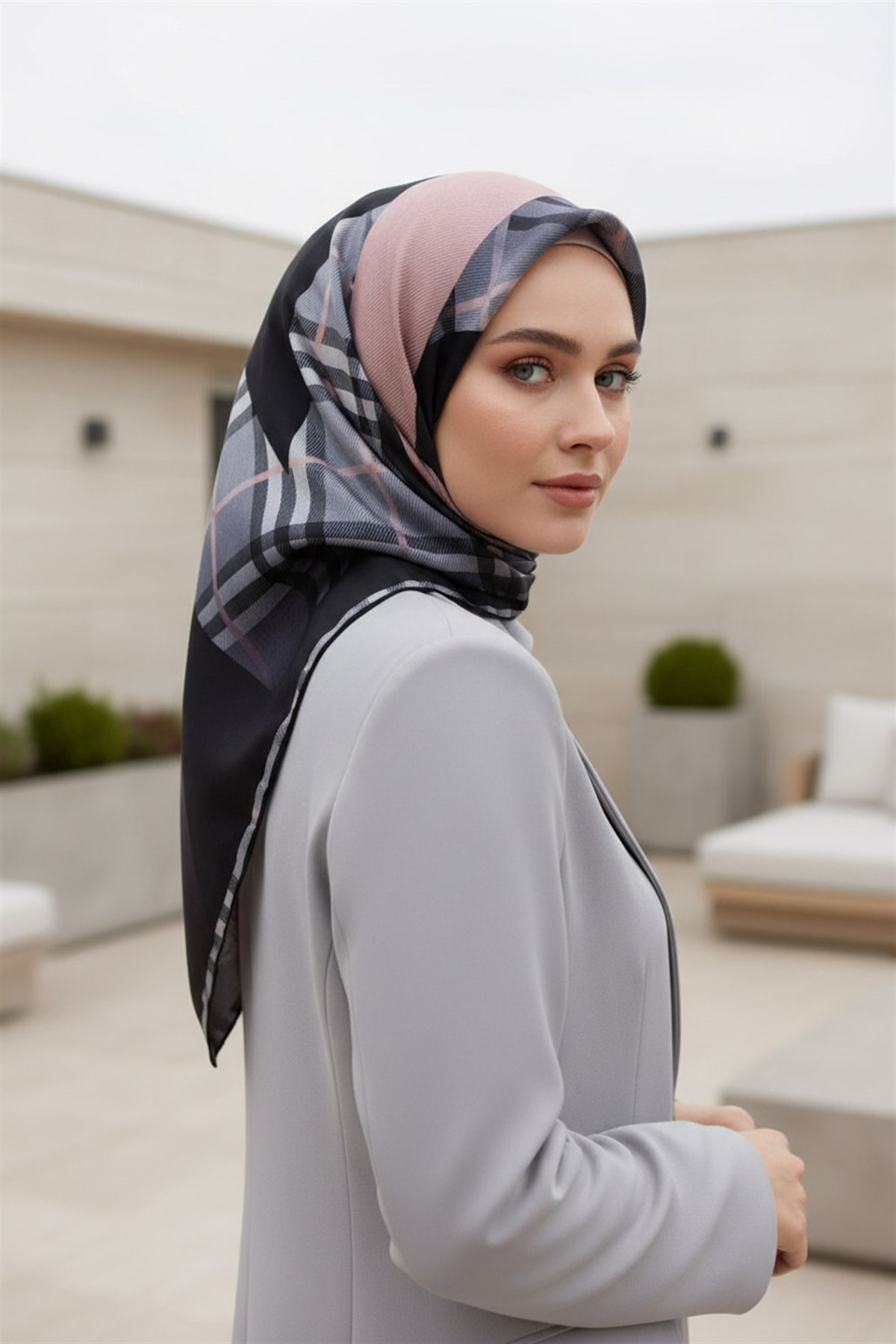 %100 Twill İpek Ekose Desenli Pudra- Siyah Renkli 90x90 Eşarp Dikim Şekli : El Dikişi