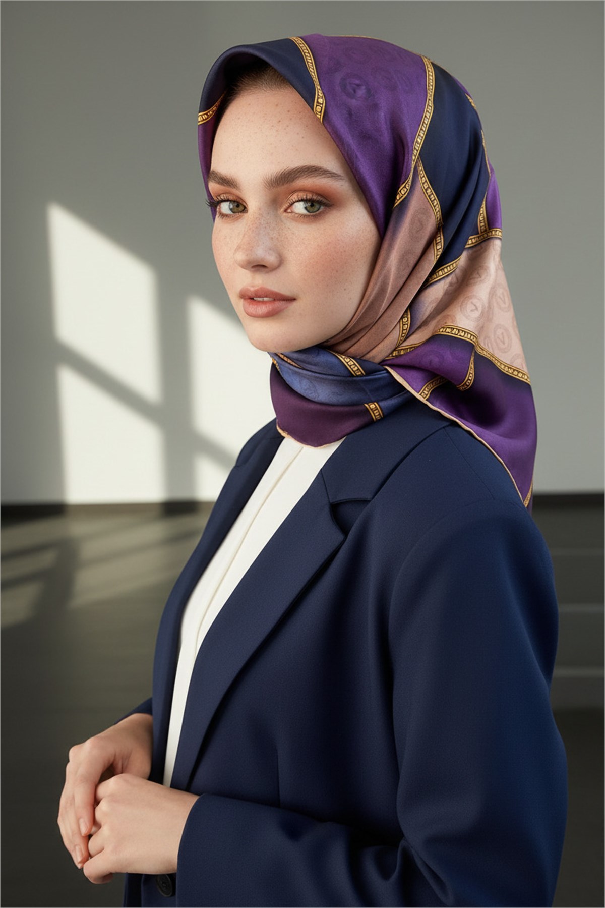 %100 Twill İpek Geometrik Desenli Lacivert - Mor Renkli 90x90 Eşarp Dikim Şekli : El Dikişi