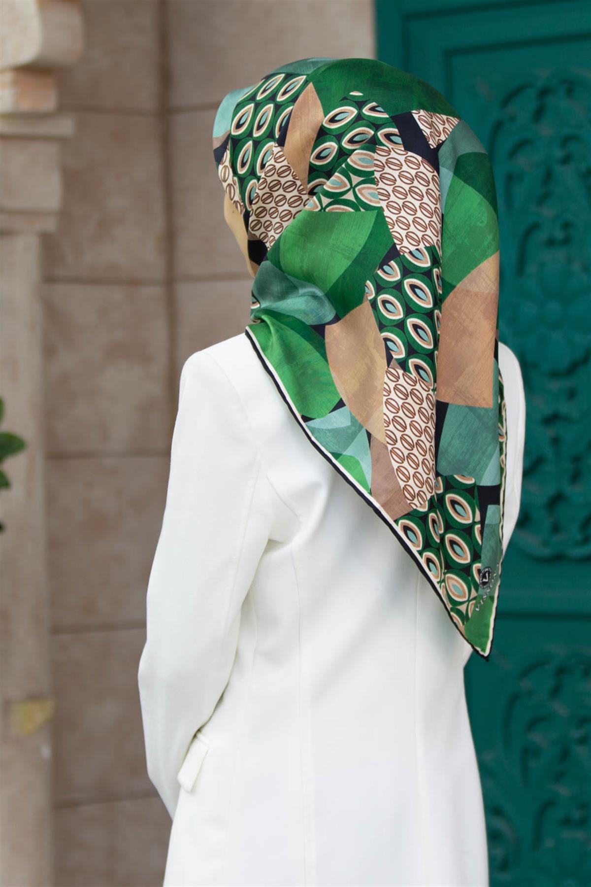 %100 Twill İpek Geometrik Desenli Zümrüt Yeşili - Bej Renkli 90x90 Eşarp Kenar Dikiş Şekli El Dikişli