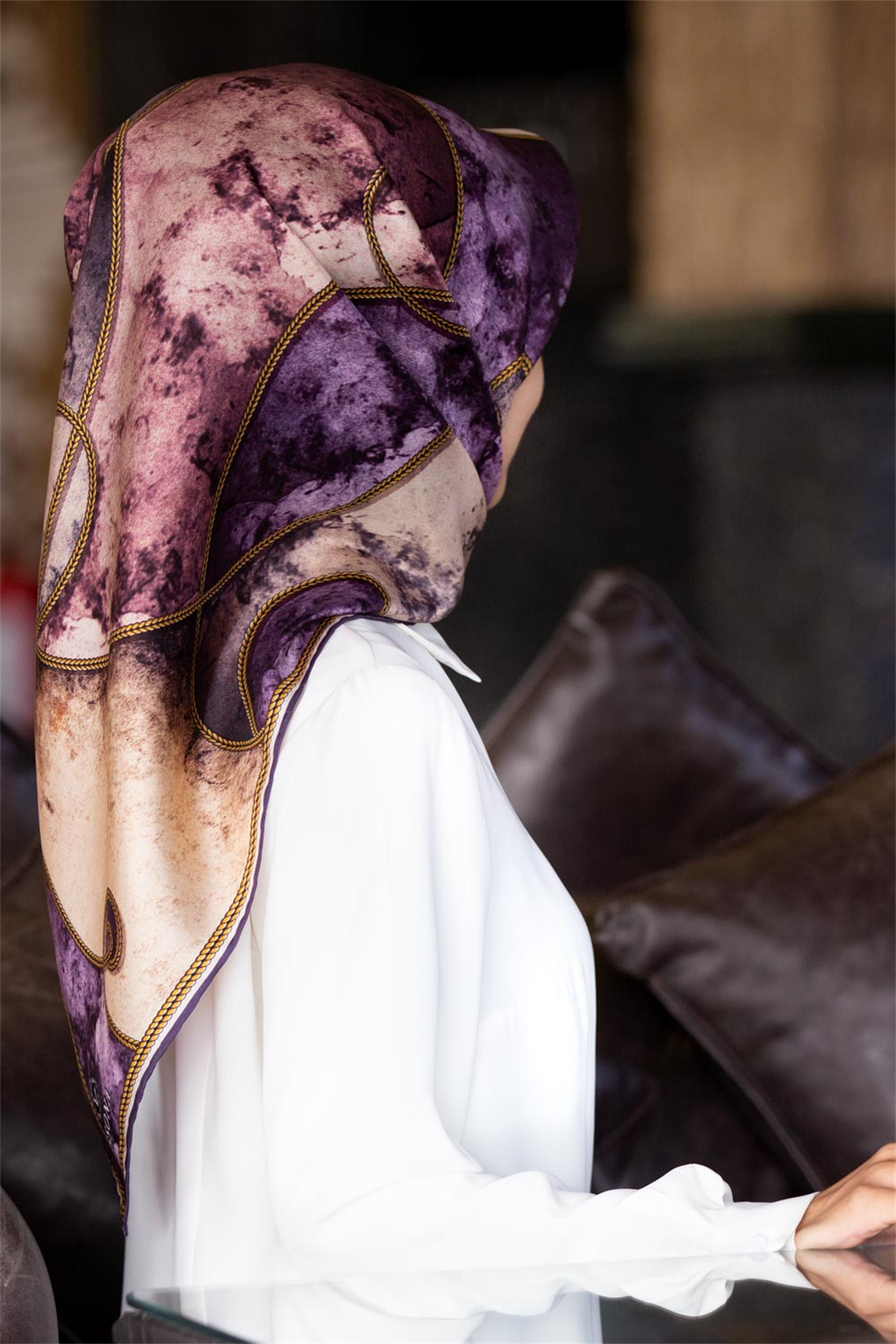 % 57 İPEK % 43 VİSKON Twill İpek Zincirli Mermer Desenli Mor - Pudra Renkli 90x90 Eşarp Dikim Şekli : El Dikişi