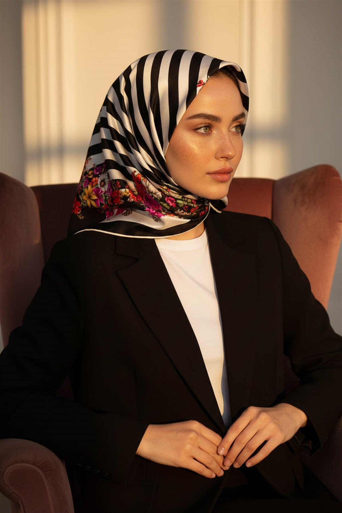 %100 Twill İpek Çıtır Çiçekli Ve Çizgi Desenli Siyah - Fuşya Renkli 90x90 Eşarp Dikim Şekli : El Dikişi