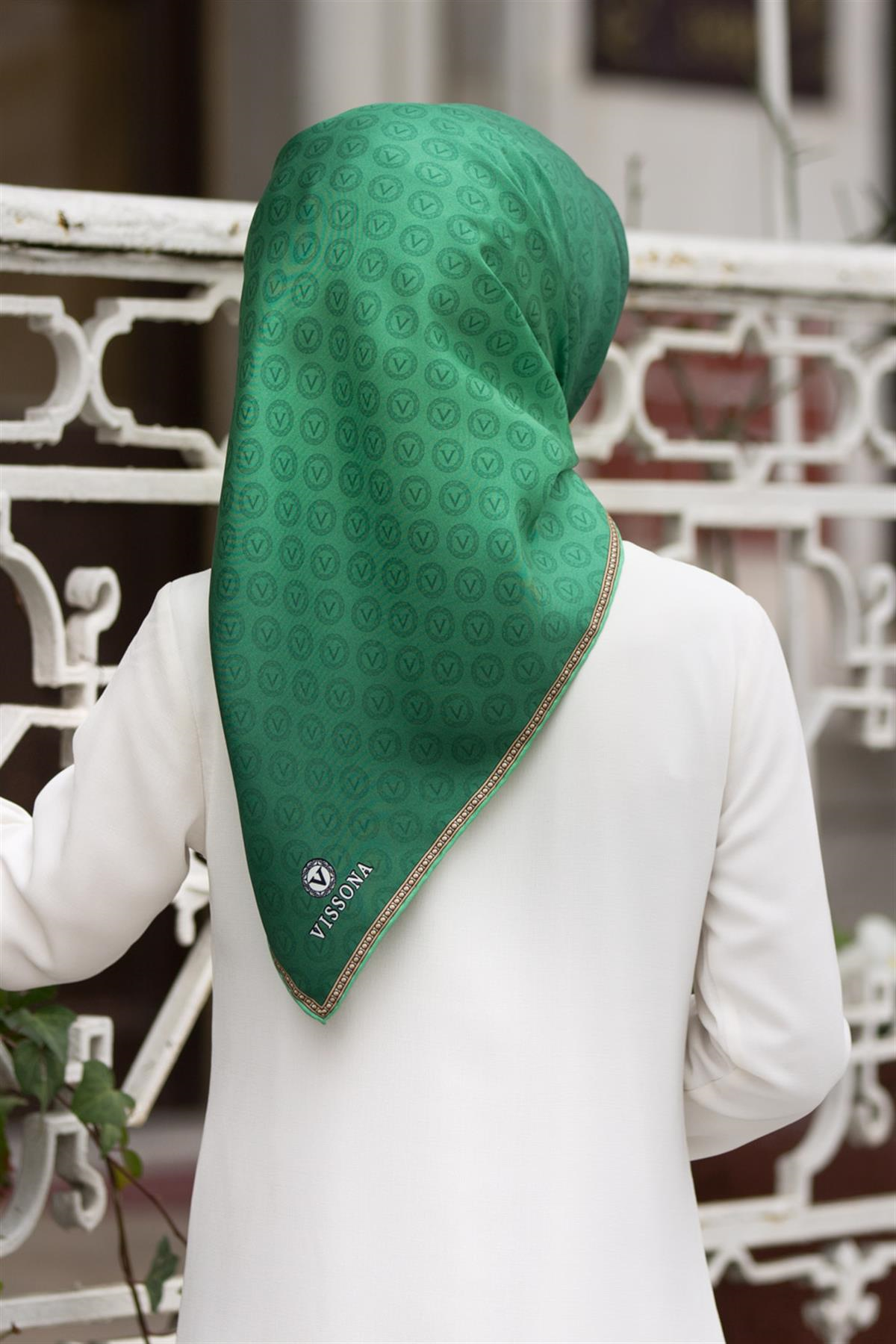 % 57 İPEK % 43 VİSKON Twill İpek Monogram Desenli Zümrüt Yeşili Renkli 90x90 Eşarp Dikim Şekli : El Dikişi