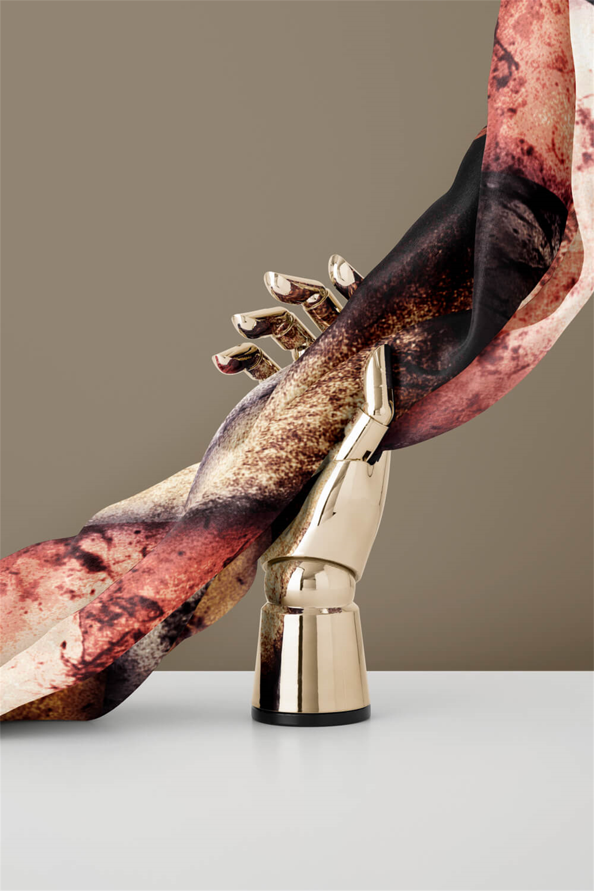 % 57 İPEK % 43 VİSKON Twill İpek Dokulu Ve Geometrik Desenli Taba - Hardal Renkli 90x90 Eşarp Dikim Şekli : El Dikişi