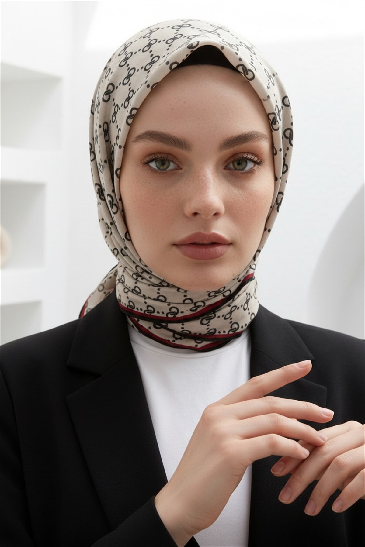 %100 Twill İpek Geometrik Desenli Siyah - Krem Renkli 90x90 Eşarp Dikim Şekli : El Dikişi