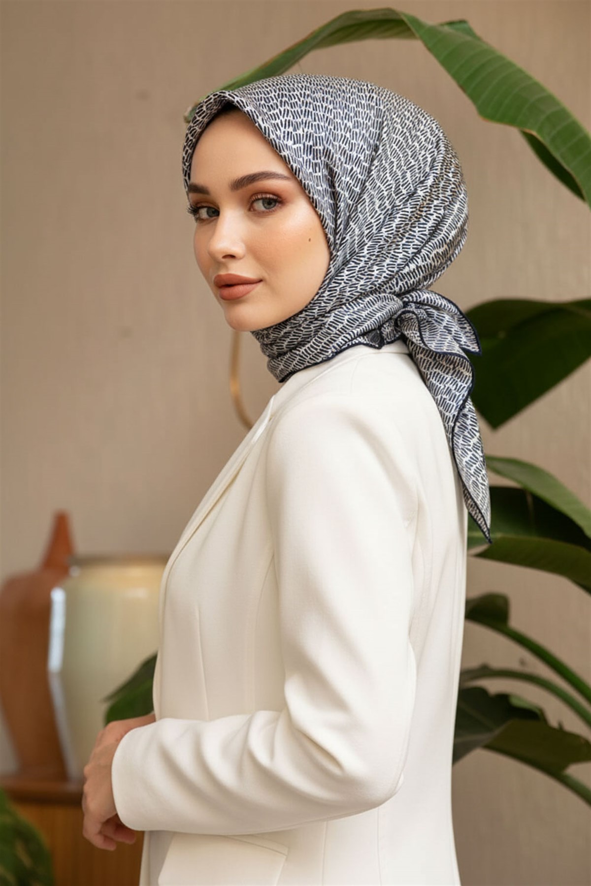 %100 Twill İpek Çizgi Desenli Krem - Lacivert Renkli 90x90 Eşarp Dikim Şekli : El Dikişi