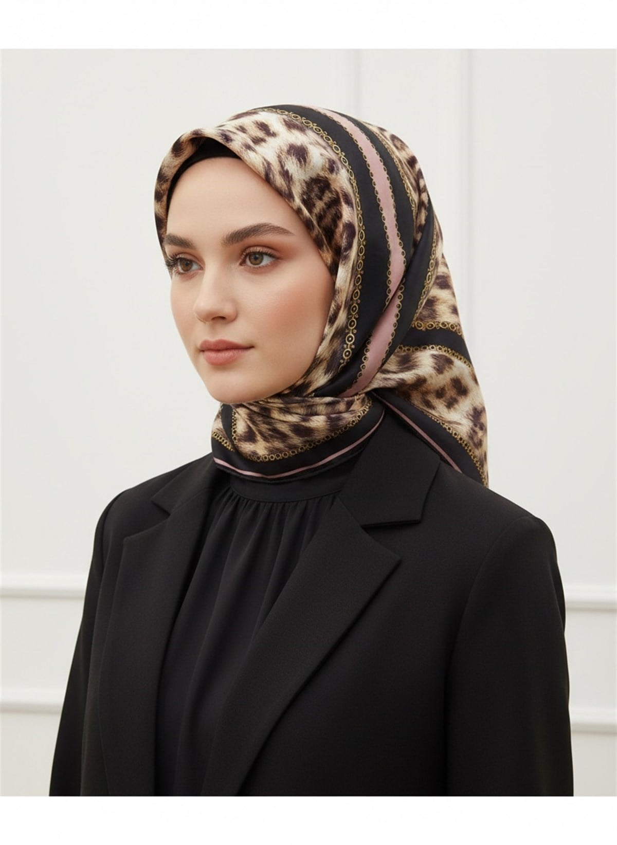 %100 Twill İpek Leopar Desenli Pudra - Siyah Renkli 90x90 Eşarp Dikim Şekli : El Dikişi