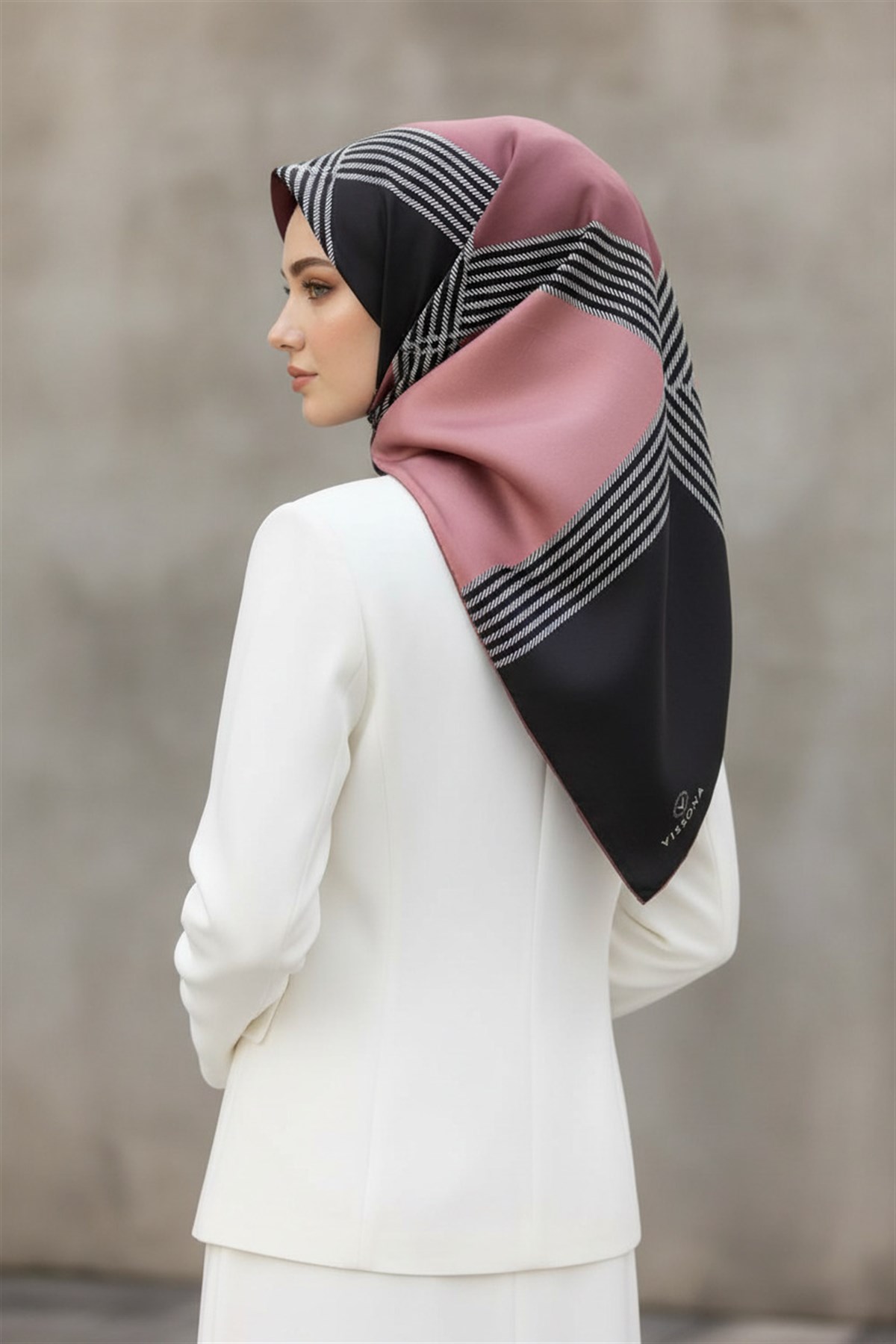 %100 Twill İpek Geometrik Desenli Pudra Renkli 90x90 Eşarp Dikim Şekli : El Dikişi