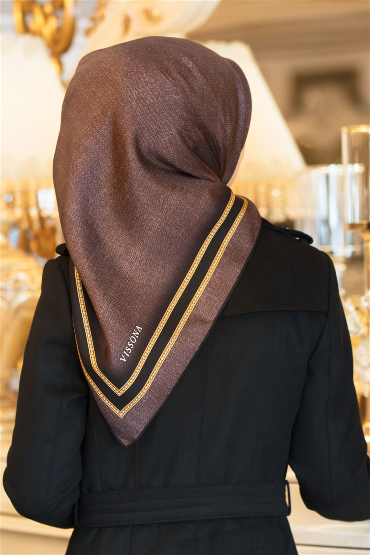 % 57 İPEK % 43 VİSKON Twill İpek Dokulu Şerit Desenli Kahverengi - Siyah Renkli 90x90 Eşarp Dikim Şekli : El Dikişi