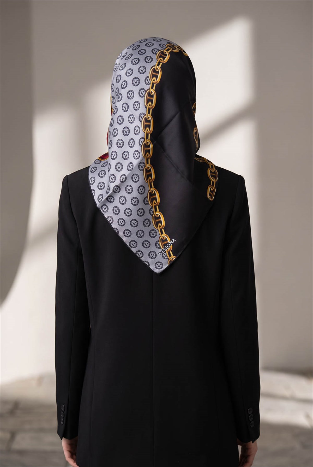 %100 Twill İpek Monogram Ve Zincir Desenli Kırmızı - Gri Renkli 90x90 Eşarp Dikim Şekli : El Dikişi