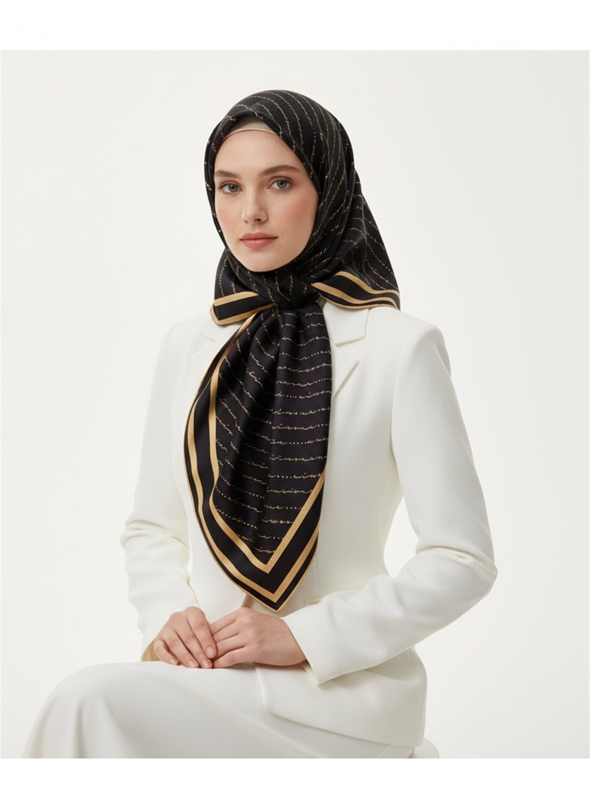 %100 Twill İpek El Yazısı Vissona Desenli Siyah - Gold Renkli Daha Tok Exclusive Serisi 90x90 Eşarp Kenar Dikiş Şekli : El Dikişi