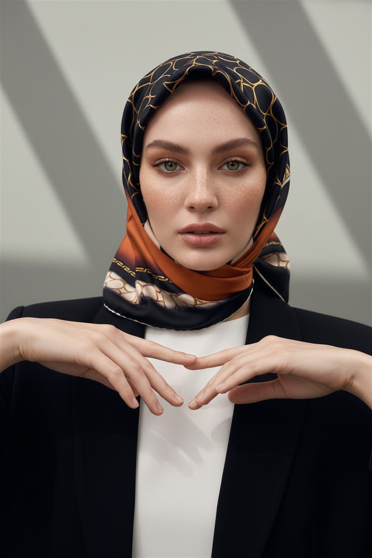% 57 İPEK % 43 VİSKON Twill İpek Gold Halka Desenli Taba - Siyah Renkli 90x90 Eşarp Dikim Şekli : El Dikişi