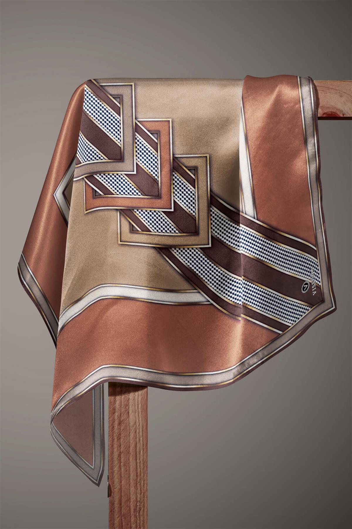 %100 Twill İpek Kareli Kazayaklı Desenli Bakır - Sütlü Kahverengi Renkli 90x90 Eşarp Kenar Dikiş Şekli El Dikişli