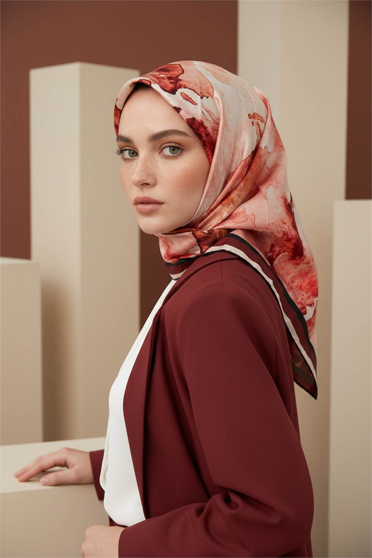 Rayon Sulu Boya Çiçek Desenli Bordo Renkli 90x90 Dikim Şekli : El Dikişi Eşarp (İpek İçermez)