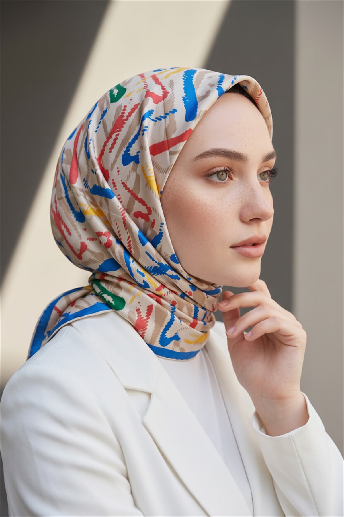 %100 Twill İpek Geometrik Desenli Nar Çiçeği - İndigo Renkli 90x90 Eşarp Dikim Şekli : El Dikişi