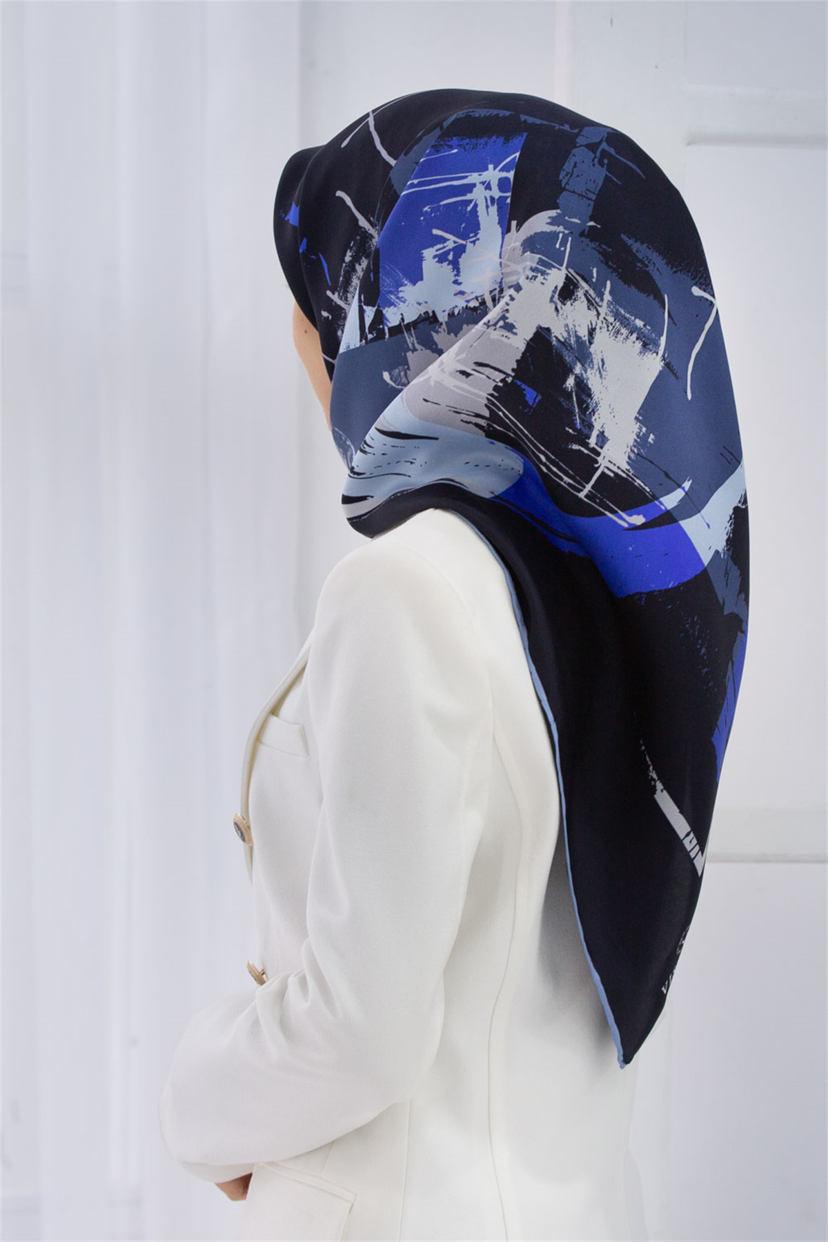 % 57 İPEK % 43 VİSKON Twill İpek Geometrik Desenli Lacivert - Bebe Mavisi Renkli 90x90 Eşarp Dikim Şekli : El Dikişi