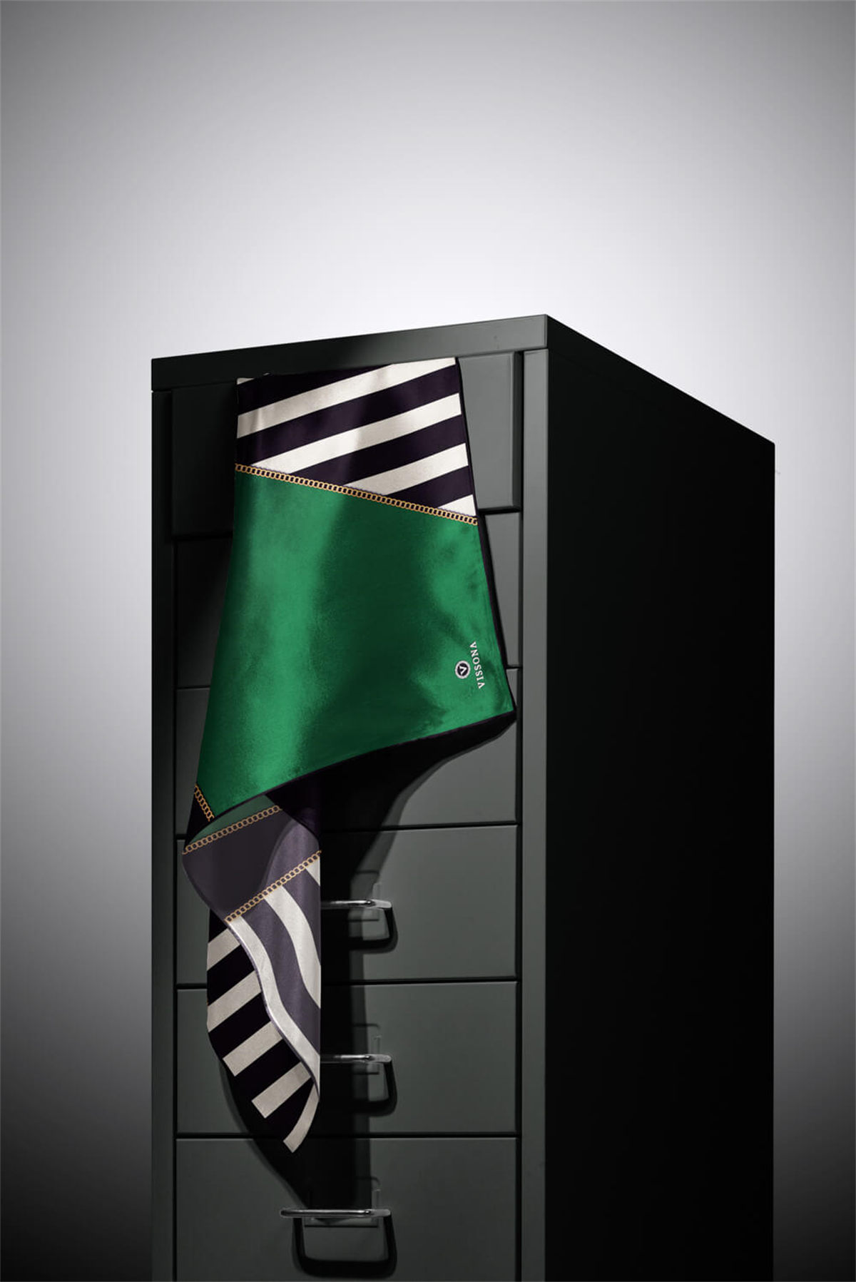 %100 Twill İpek Zincirli Çizgi Desenli Zümrüt Yeşili - Siyah Renkli 90x90 Eşarp Dikim Şekli : El Dikişi