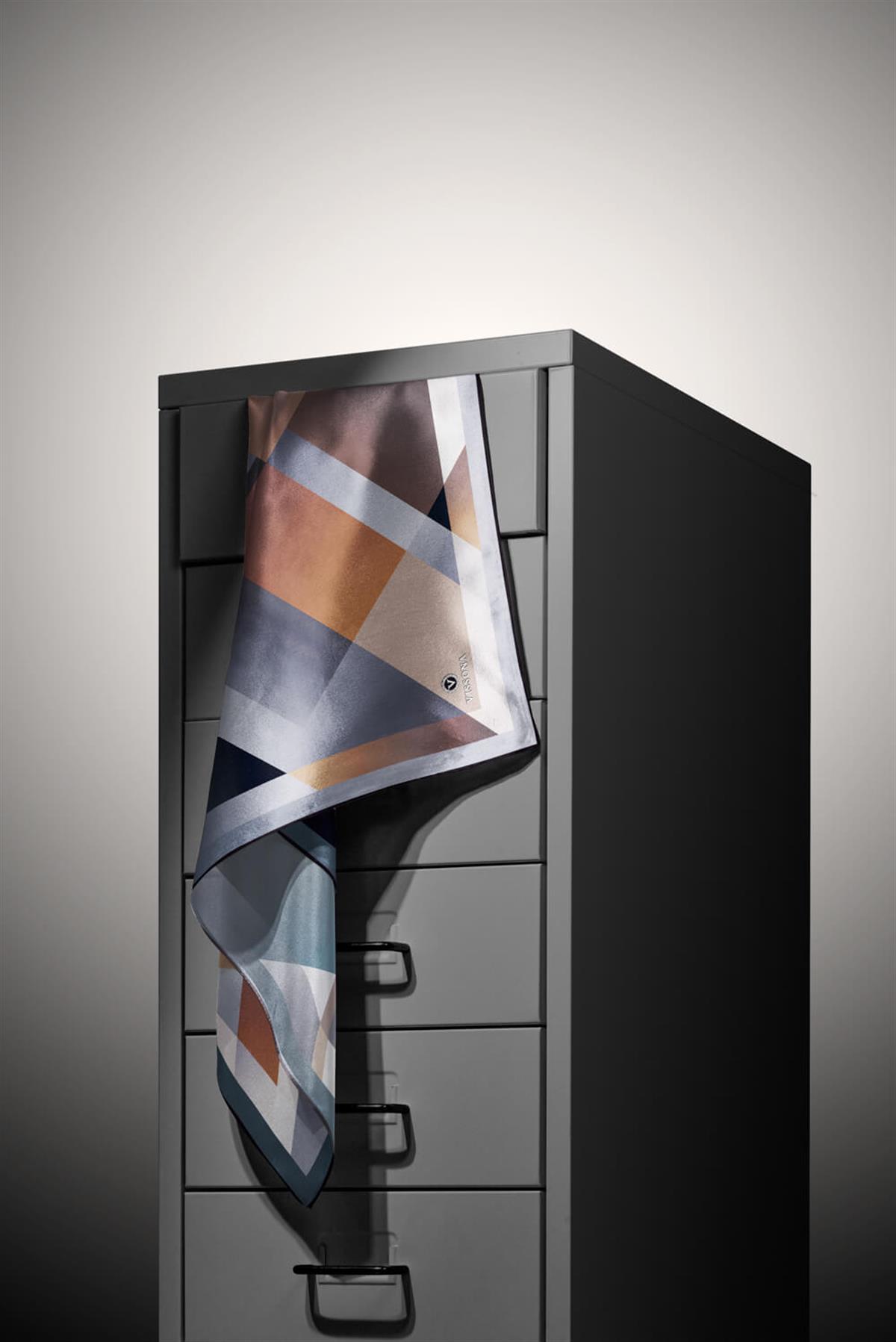 %100 Twill İpek Geometrik Desenli Petrol Mavisi - Gri Renkli 90x90 Eşarp Dikim Şekli : El Dikişi