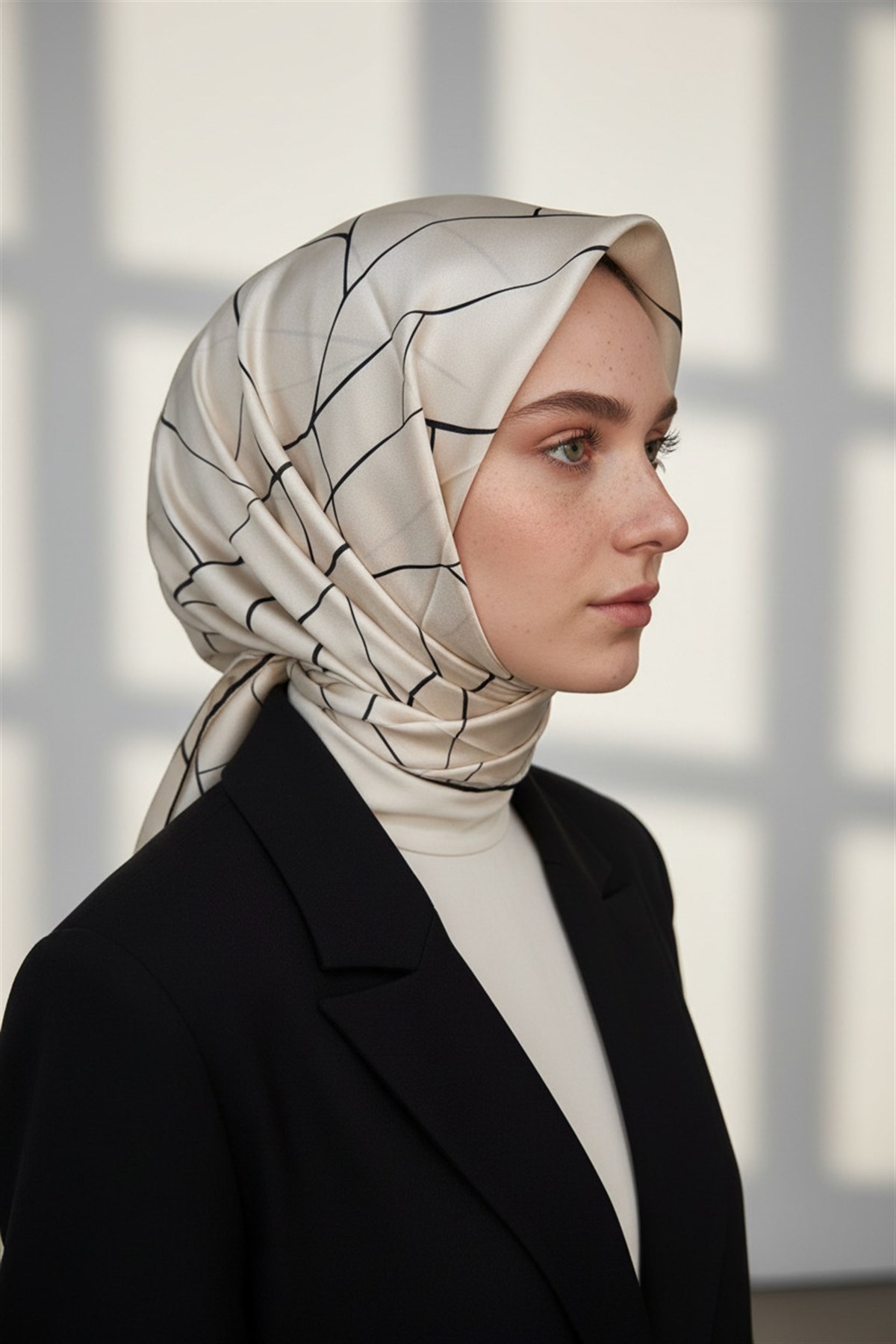 %100 Twill İpek Çizgi Desenli Krem - Siyah Renkli 90x90 Eşarp Dikim Şekli : El Dikişi