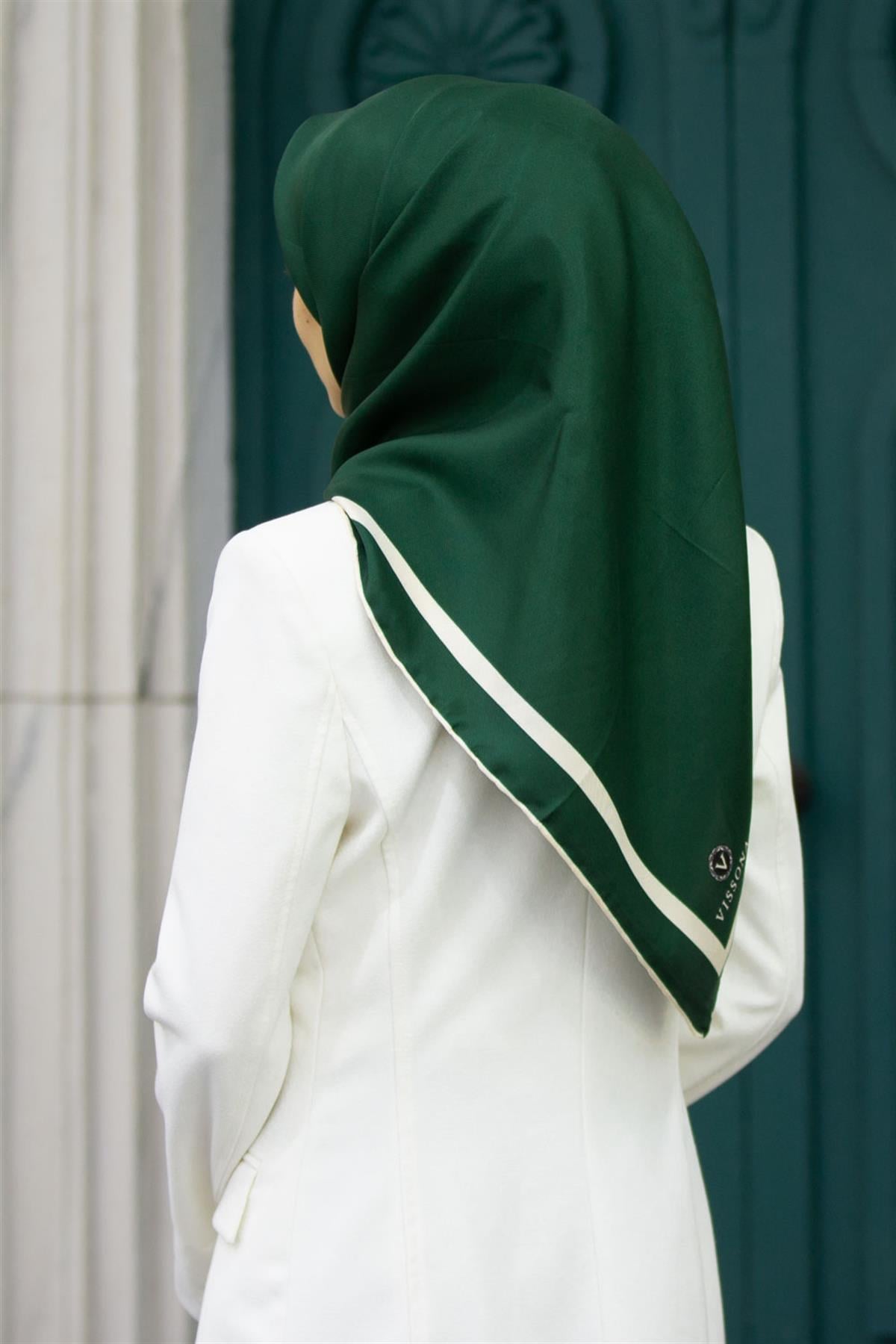 100% Twill İpek Düz Renk Bordür Zümrüt Yeşili - Krem Renkli Daha Tok Exclusive Serisi 90x90 Dikim Şekli : El Dikişi Eşarp