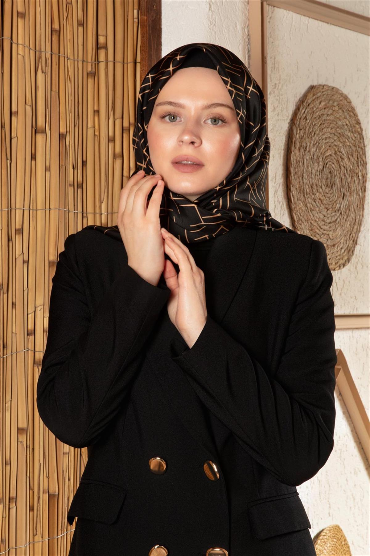 %100 Twill İpek Çizgi Desenli Siyah - Gold Renkli 90x90 Eşarp Dikim Şekli : El Dikişi