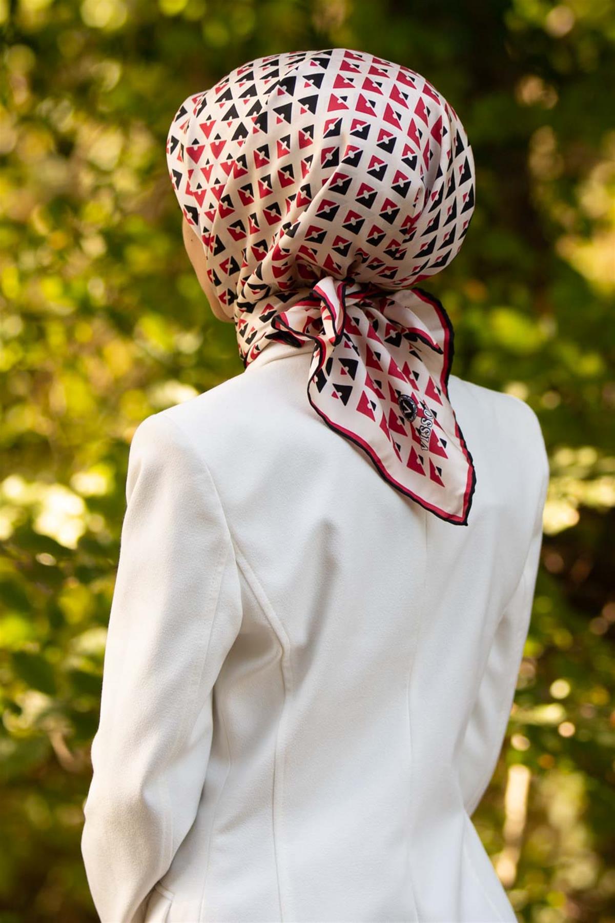 %100 Twill İpek Geometrik Desenli Kırmızı - Siyah Renkli 90x90 Eşarp Dikim Şekli : El Dikişi