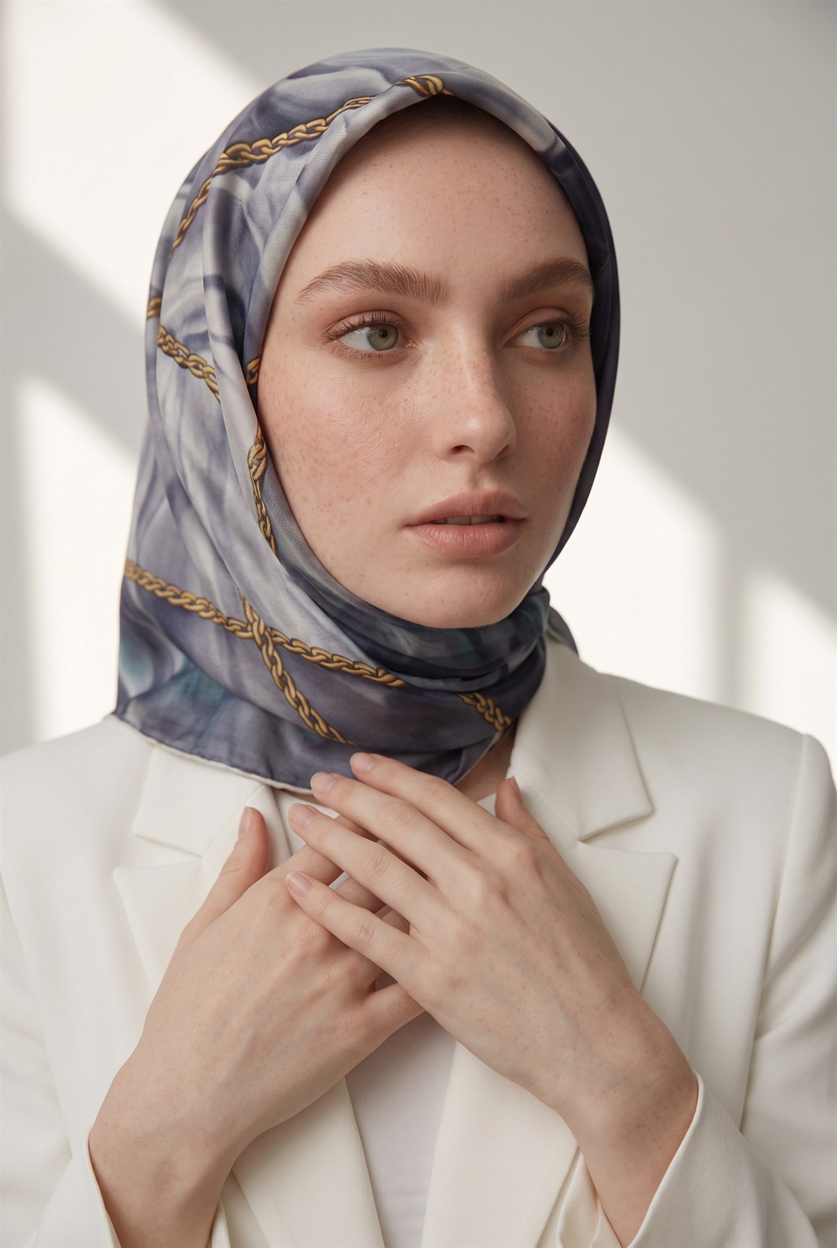 % 57 İPEK % 43 VİSKON Twill İpek Çiçek Geometrik Desenli Gri Renkli 90x90 Eşarp Dikim Şekli : El Dikişi