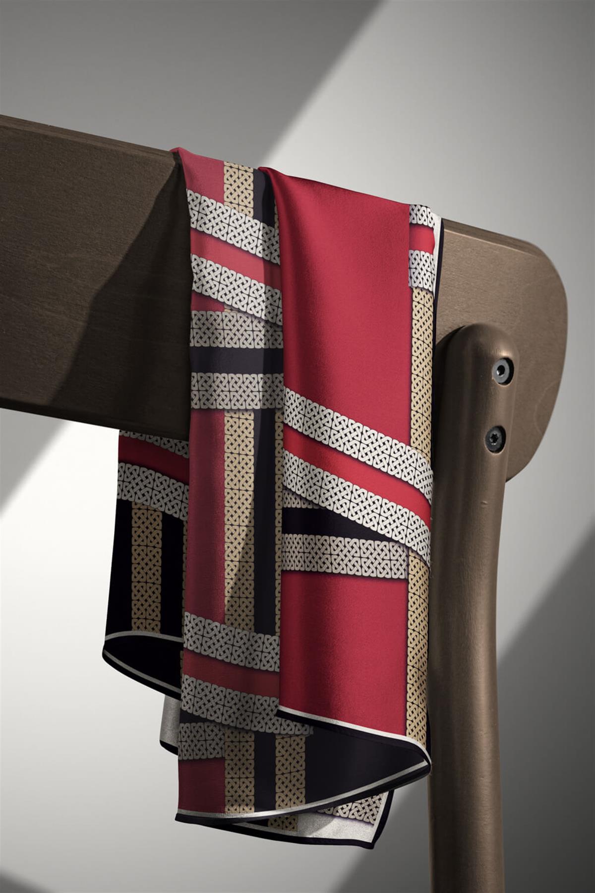 %100 Twill İpek Geometrik Desenli Siyah - Bordo Renkli 90x90 Eşarp Dikim Şekli : El Dikişi