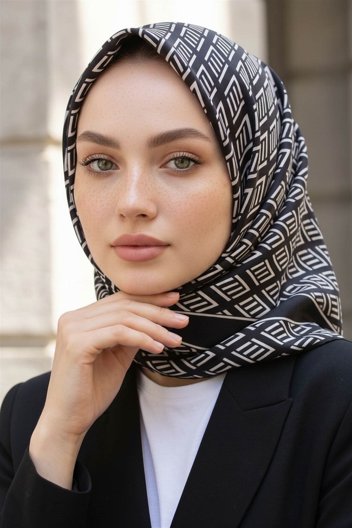 %100 Twill İpek Geometrik Desenli Siyah - Krem Renkli 90x90 Eşarp Dikim Şekli : El Dikişi