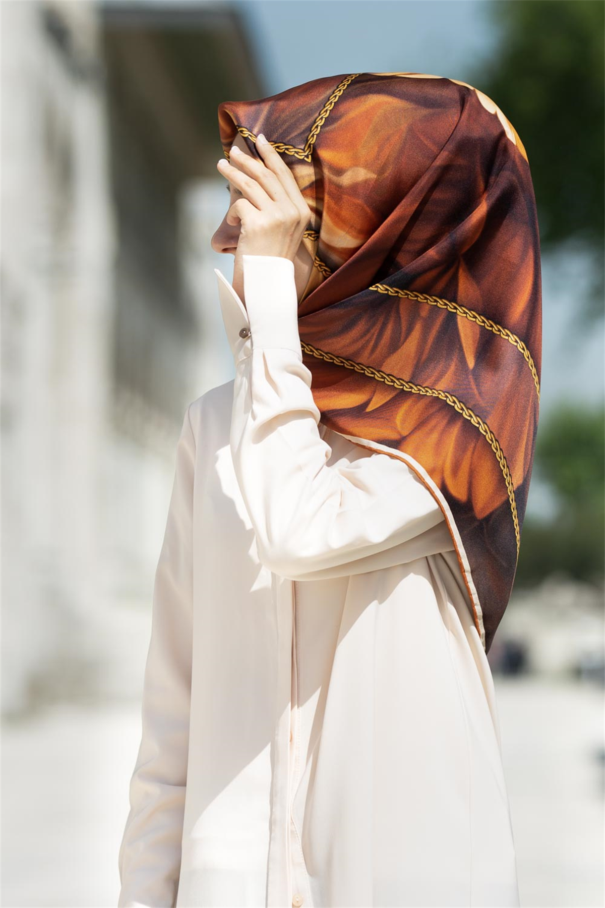 % 57 İPEK % 43 VİSKON Twill İpek Çiçek  Geometrik Desenli Taba Renkli 90x90 Eşarp Dikim Şekli : El Dikişi