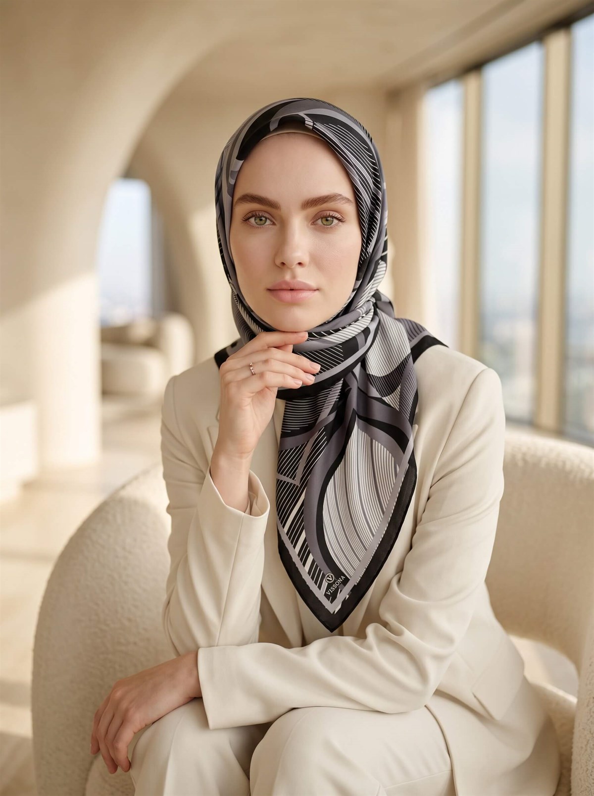 %100 Twill İpek Çizgili Geometrik Desenli Siyah - Füme Renkli 90x90 Eşarp Dikim Şekli : El Dikişi