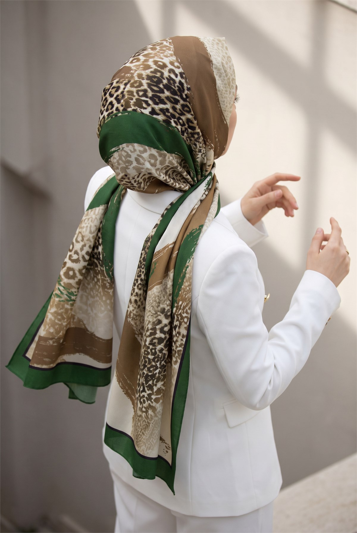 KREP RENKLİ FIRÇA VE LEOPAR DESENLİ ZÜMRÜT YEŞİLİ RENKLİ 75X195 KIRIŞMAZ ŞAL