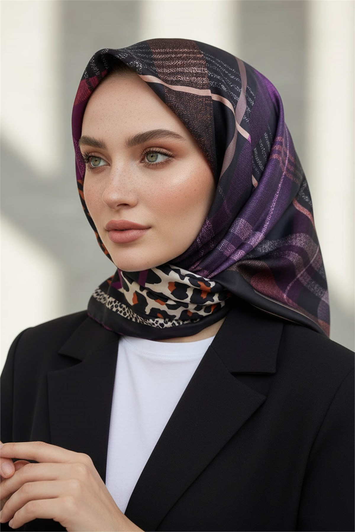 %100 Twill İpek Ekoseli Ve Leopar Desenli Mürdüm - Taba Renkli 90x90 Eşarp Dikim Şekli : El Dikişi