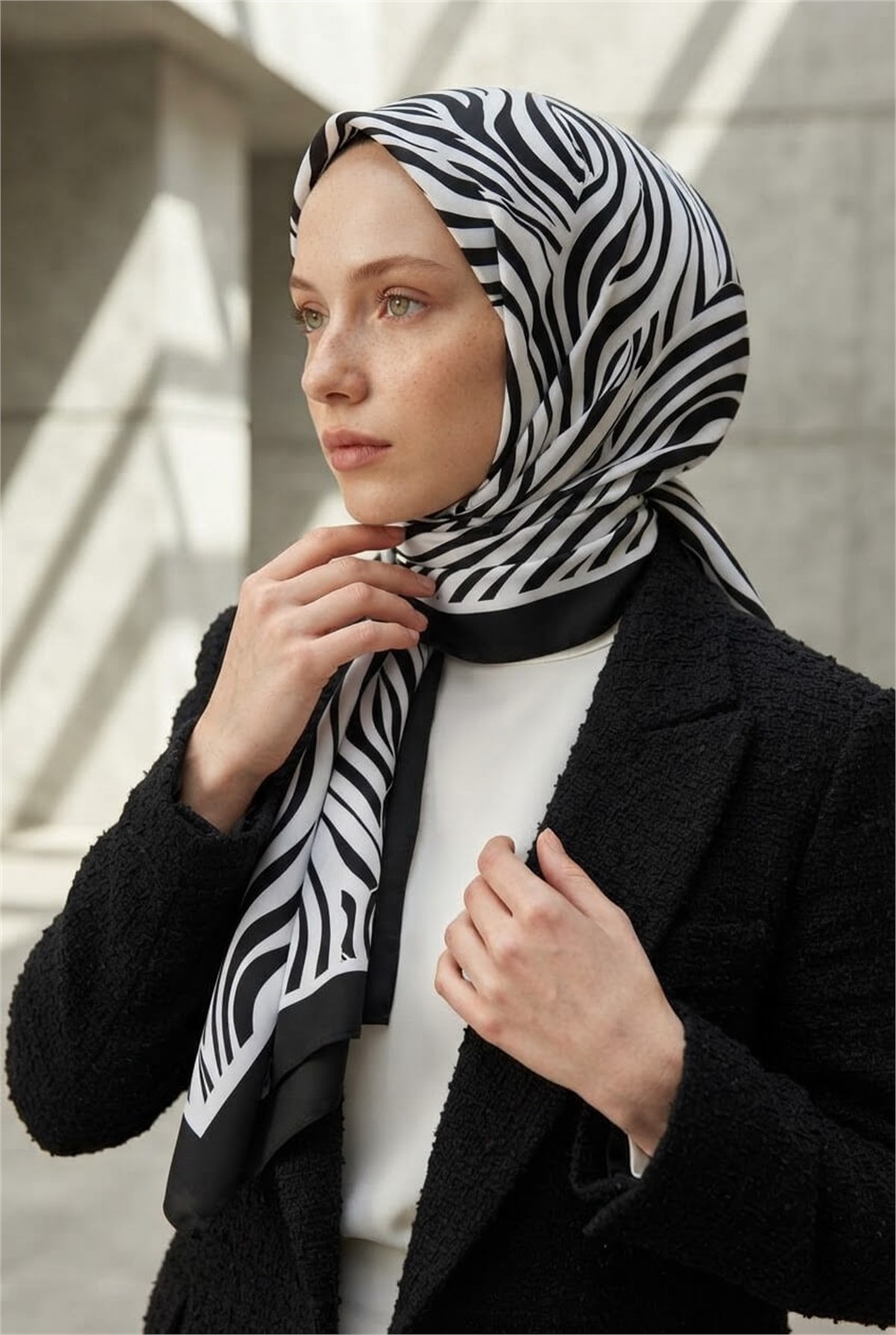 KREP GEOMETRİK DESENLİ SİYAH - BEYAZ RENKLİ 75X195 KIRIŞMAZ ŞAL