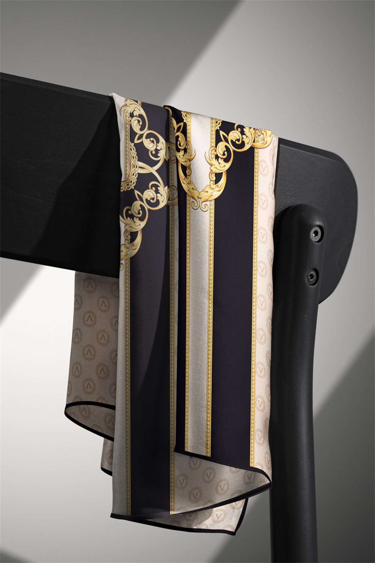 %100 Twill İpek Monogramlı Ve Barok Desenli Bej - Siyah Renkli 90x90 Eşarp Dikim Şekli : El Dikişi