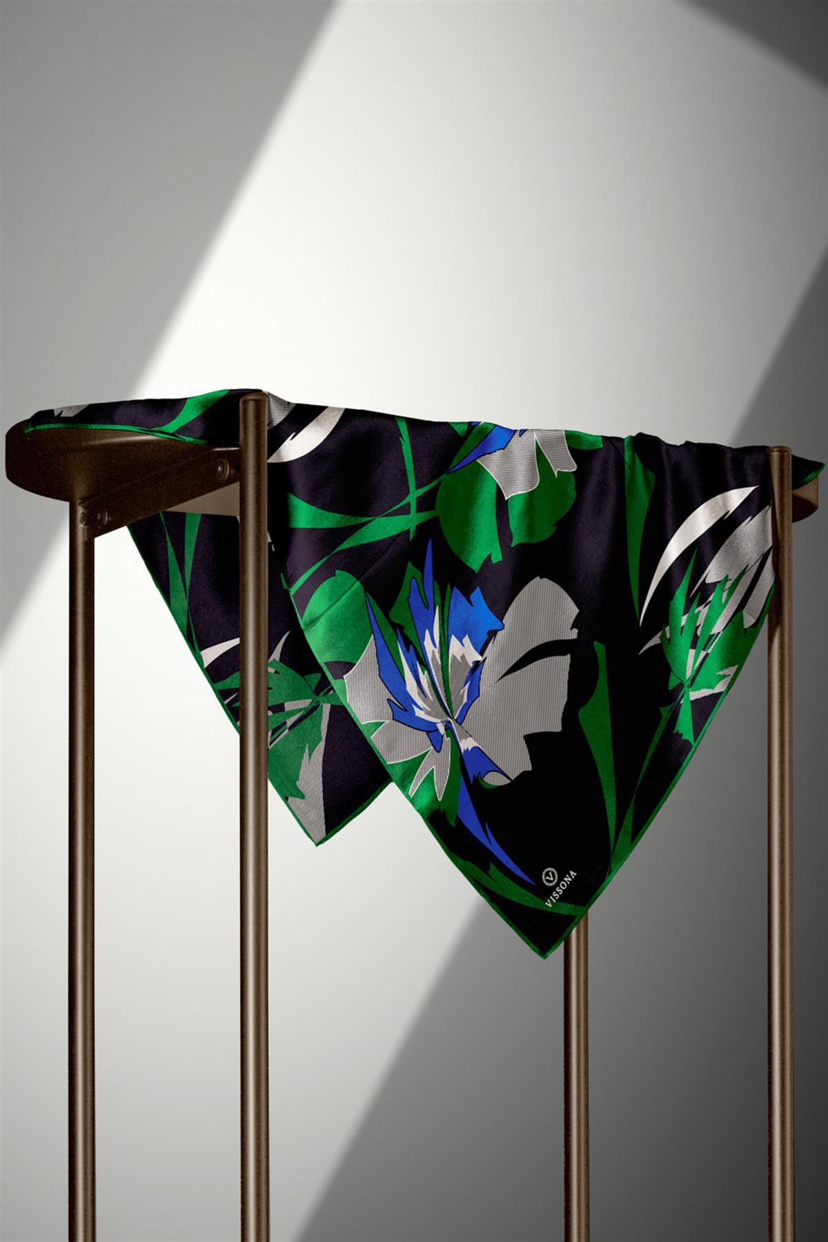 %100 Twill İpek Çiçek Desenli Siyah - Zümrüt Yeşili Renkli 90x90 Eşarp Dikim Şekli : El Dikişi