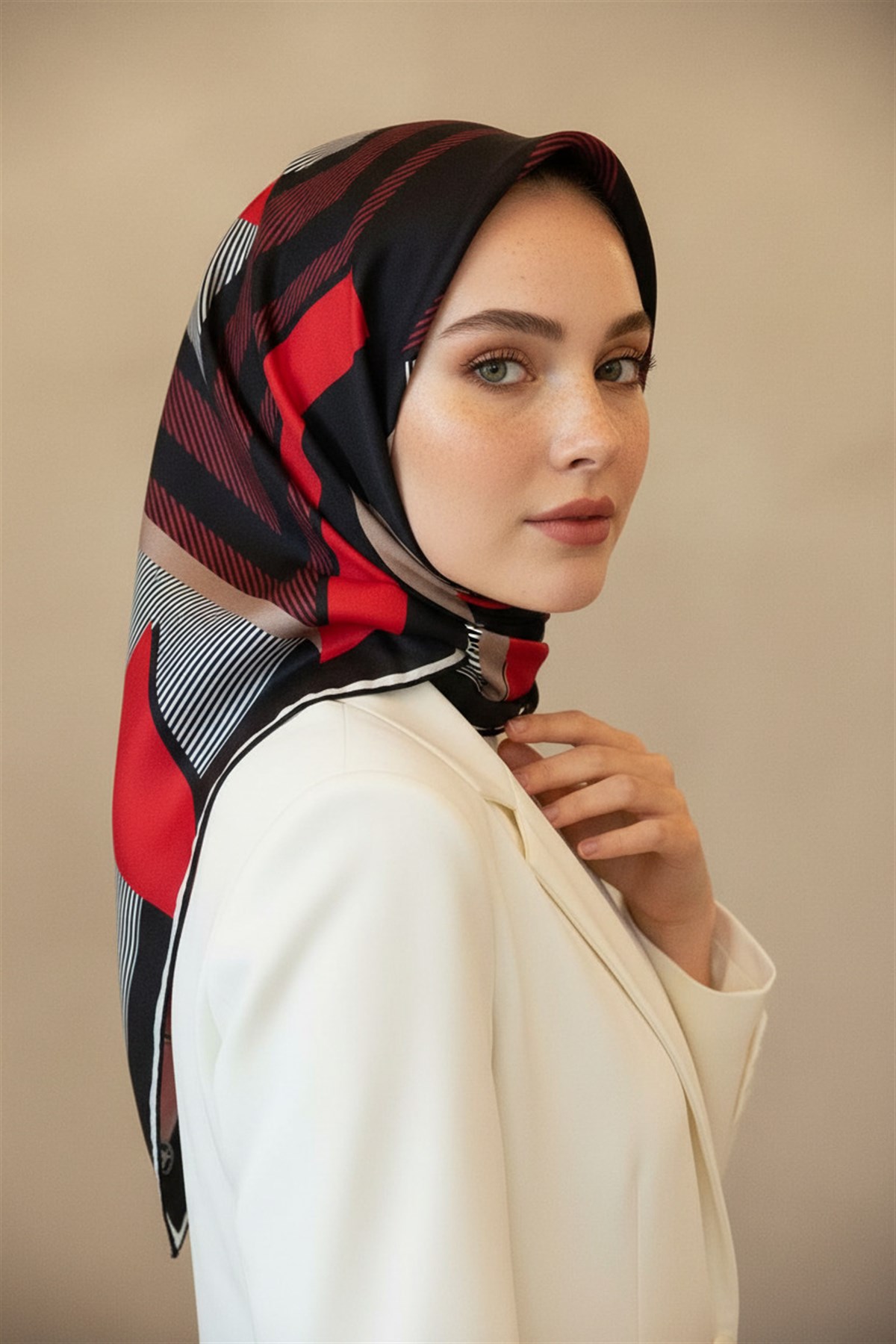 % 57 İPEK % 43 VİSKON Twill İpek Geometrik Desenli Bordo - Siyah Renkli 90x90 Eşarp Dikim Şekli : El Dikişi