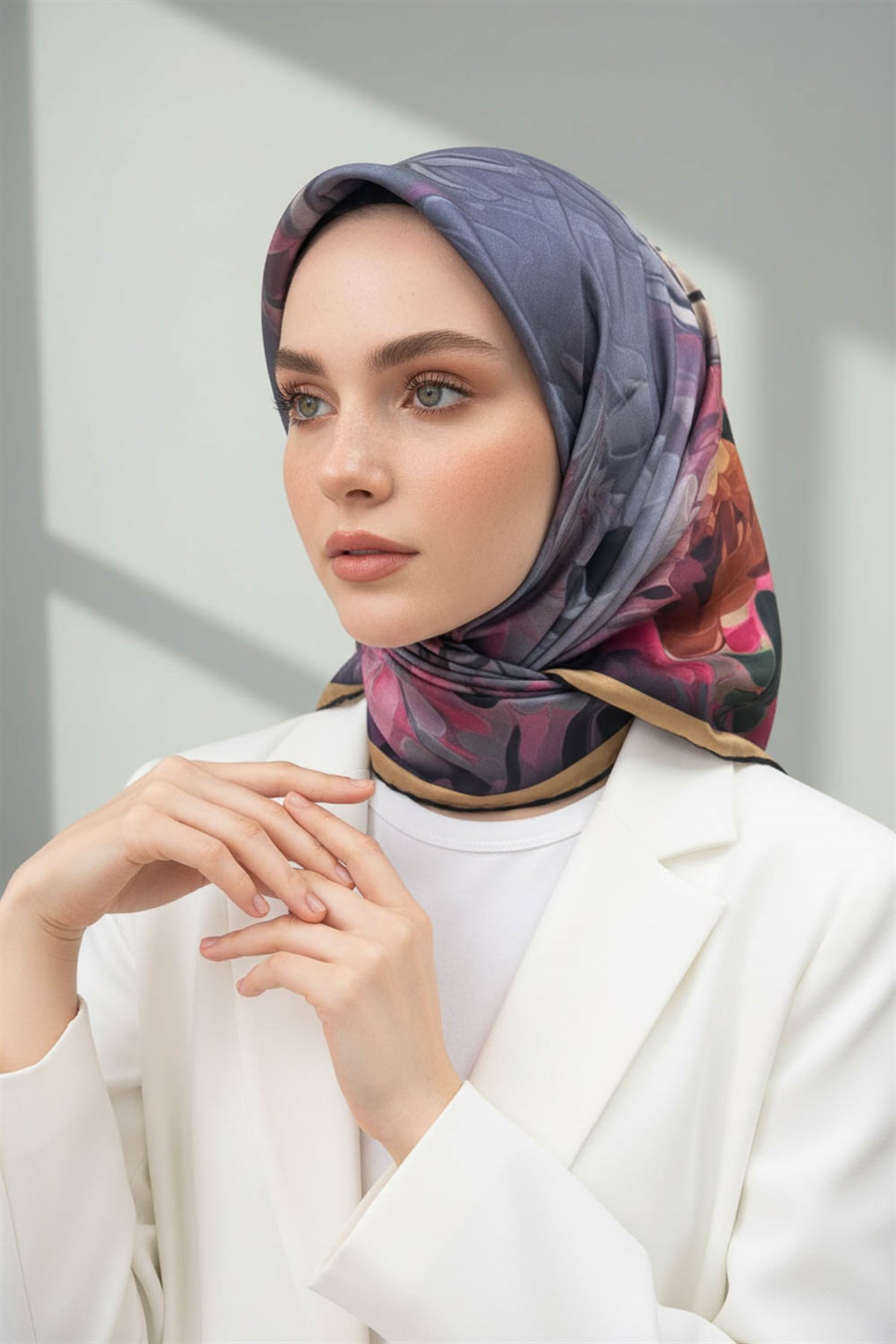 %100 Twill İpek Dumanlı Çiçek Desenli Gri - Saks Renkli 90x90 Eşarp Kenar Dikiş Şekli El Dikişli
