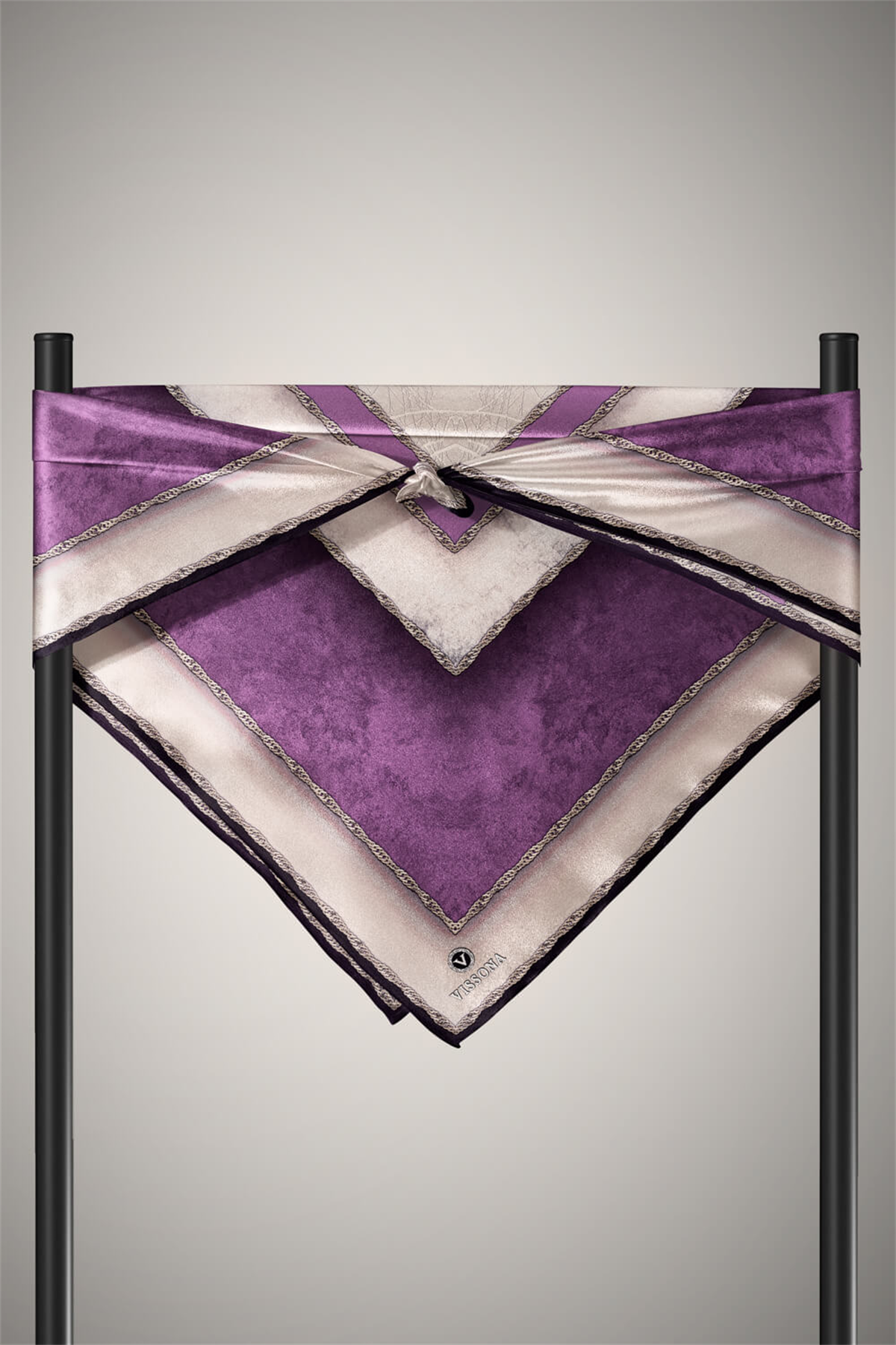 % 57 İPEK % 43 VİSKON Twill İpek Dokulu Geometrik Desenli Lila - Bej Renkli 90x90 Eşarp Dikim Şekli : El Dikişi