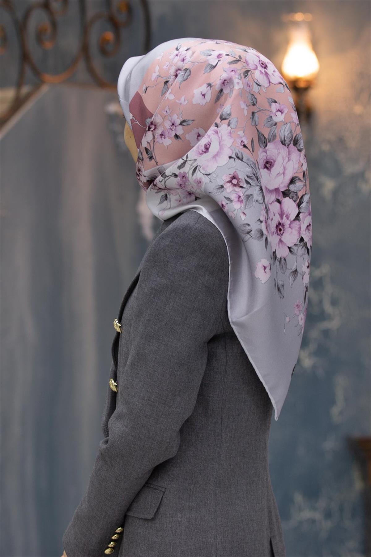 %100 Twill İpek Geometrik Ve Çiçek Desenli Pudra - Gri Renkli 90x90 Eşarp Dikim Şekli : El Dikişi