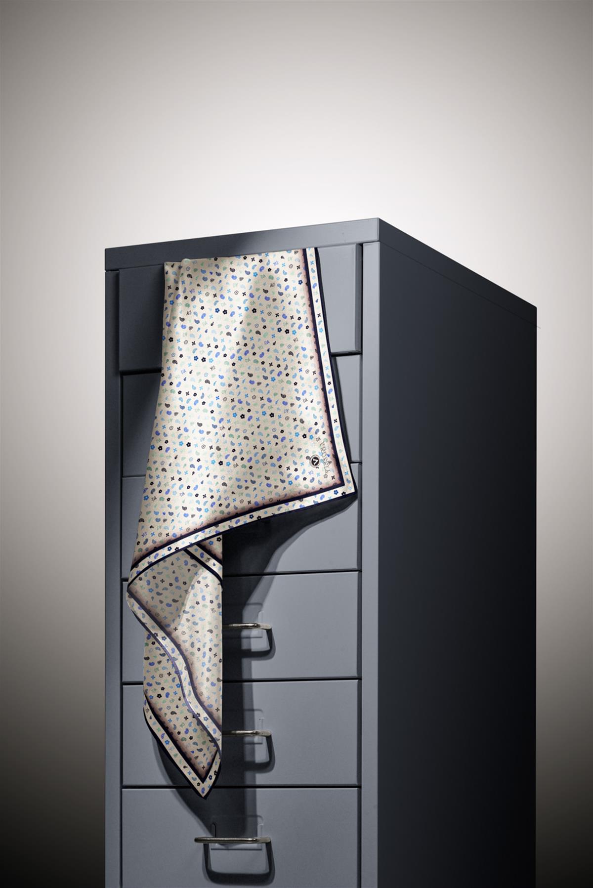 %100 Twill İpek Çıtır Desenli Krem - Lacivert Renkli 90x90 Eşarp Dikim Şekli : El Dikişi