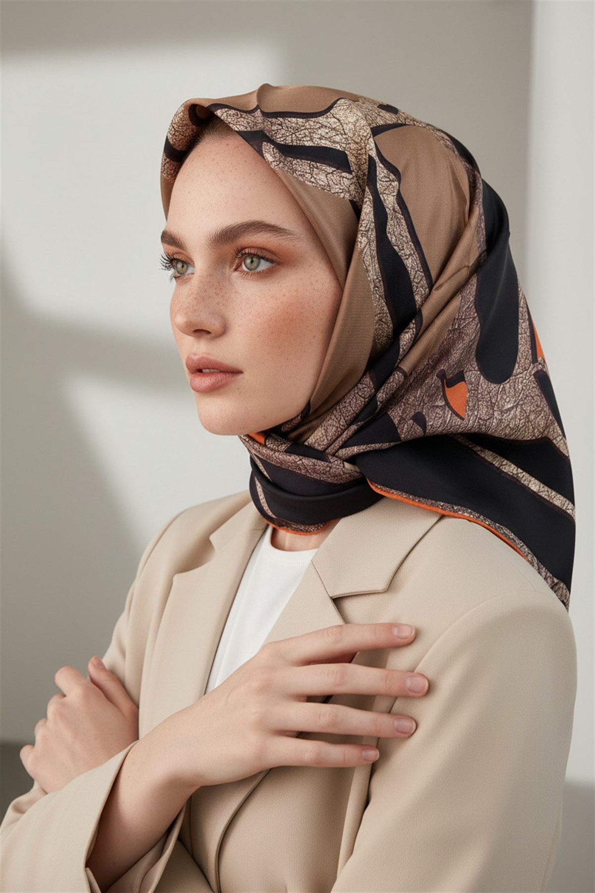 % 57 İPEK % 43 VİSKON Twill İpek Gold Efektli Geometrik Desenli Siyah - Taba Renkli 90x90 Eşarp Dikim Şekli : El Dikişi