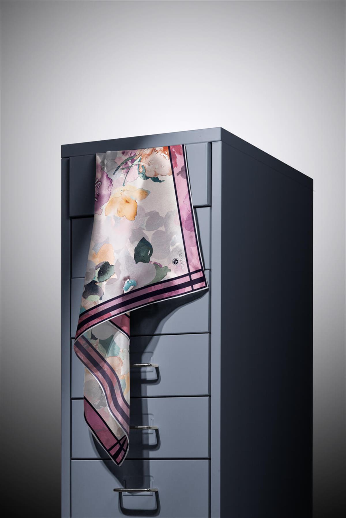 %100 Twill İpek Sulu Boyalı Çiçek Desenli Mor - Vizon Renkli 90x90 Eşarp Dikim Şekli : El Dikişi